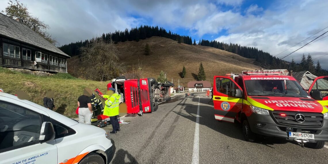 VIDEO Un camion încărcat cu struguri s-a răsturnat în zona Pasului Mestecăniș. O pasageră a ajuns la spital