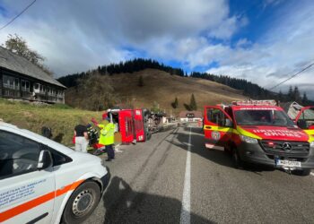 VIDEO Un camion încărcat cu struguri s-a răsturnat în zona Pasului Mestecăniș. O pasageră a ajuns la spital