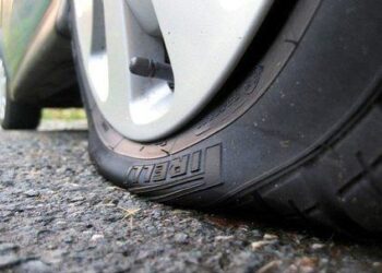 Un bărbat din Dornești a ajuns la Secția de Psihiatrie, după ce s-a îmbătat și i-a spart anvelopele mașinii soției sale. Individul era nemulțumit că femeia folosește prea des autoturismul