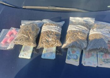 VIDEO Trei dealeri de droguri care își vindeau marfa și în Suceava au fost arestați preventiv. Unul dintre ei a fost prins în flagrant încercând să vândă un kilogram de canabis și 100 de comprimate ecstasy pentru 23.000 de lei