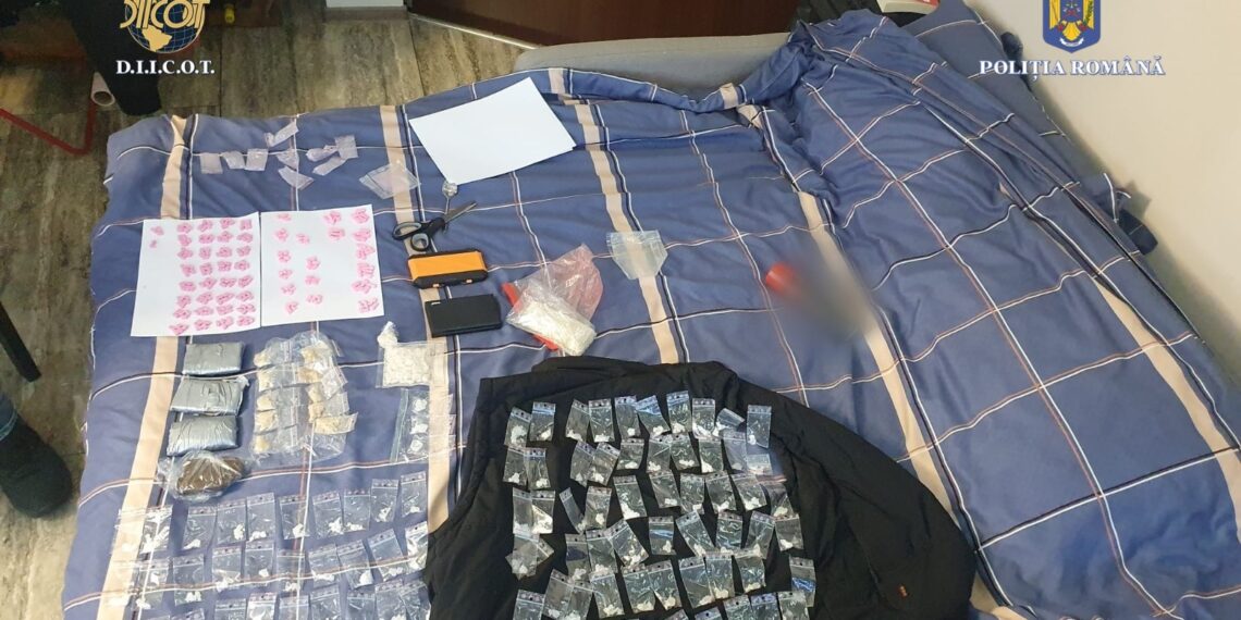 VIDEO Trei dealeri de droguri care își vindeau marfa și în Suceava au fost arestați preventiv. Unul dintre ei a fost prins în flagrant încercând să vândă un kilogram de canabis și 100 de comprimate ecstasy pentru 23.000 de lei