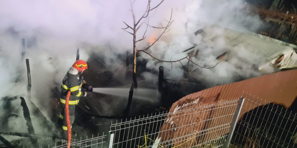 FOTO Incendiu la o gospodărie din Fălticeni, izbucnit în toiul nopții, din cauza unui coș de fum neprotejat termin față de materialele combustibile