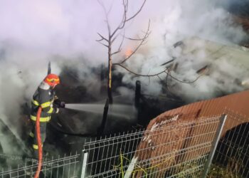 FOTO Incendiu la o gospodărie din Fălticeni, izbucnit în toiul nopții, din cauza unui coș de fum neprotejat termin față de materialele combustibile
