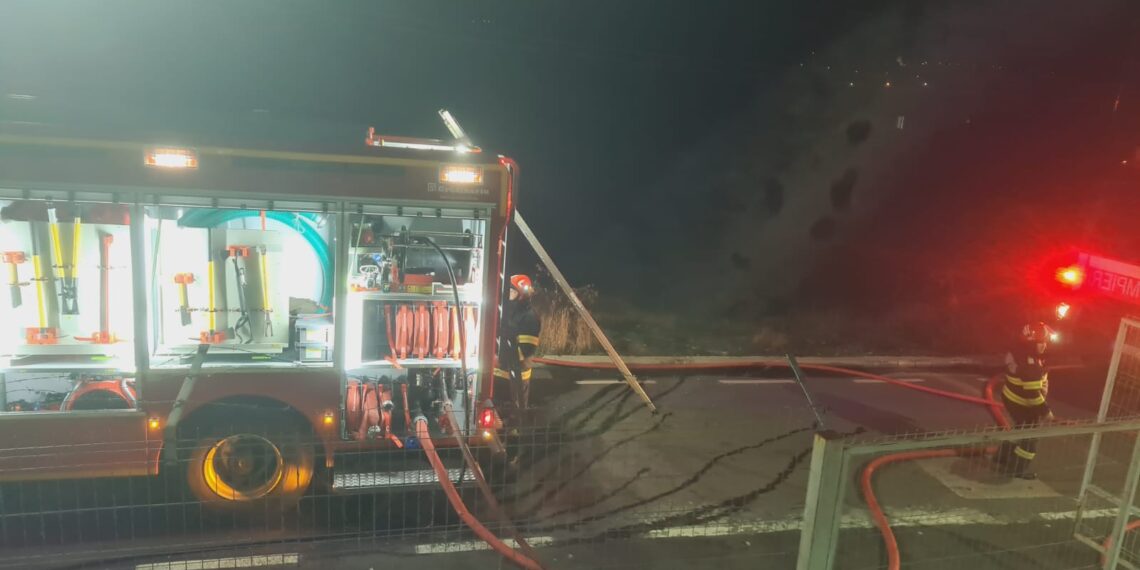FOTO Incendiu la o gospodărie din Fălticeni, izbucnit în toiul nopții, din cauza unui coș de fum neprotejat termin față de materialele combustibile