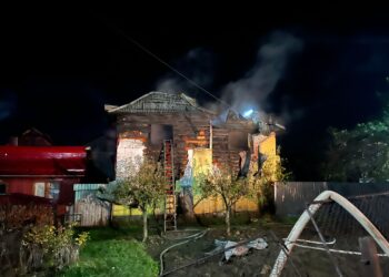 FOTO Un bărbat a suferit arsuri de gradul I și II la nivelul capului, în timpul unui incendiu ce a distrus o casă din Gura Humorului