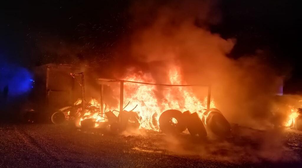 FOTO Pompierii au intervenit cu șase autospeciale de stingere la un incendiu izbucnit în centrul localității Mălini. Au fost afectate o spălătorie, o vulcanizare și un magazin