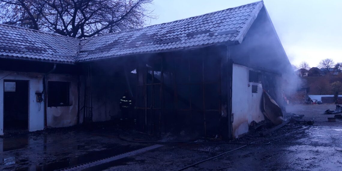 FOTO Pompierii au intervenit cu șase autospeciale de stingere la un incendiu izbucnit în centrul localității Mălini. Au fost afectate o spălătorie, o vulcanizare și un magazin