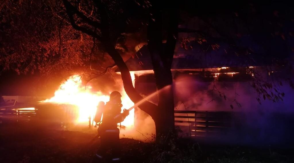 FOTO Pompierii au intervenit cu șase autospeciale de stingere la un incendiu izbucnit în centrul localității Mălini. Au fost afectate o spălătorie, o vulcanizare și un magazin