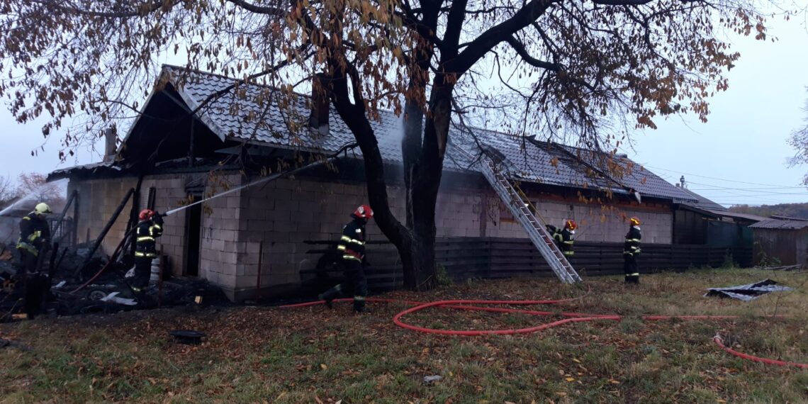 FOTO Pompierii au intervenit cu șase autospeciale de stingere la un incendiu izbucnit în centrul localității Mălini. Au fost afectate o spălătorie, o vulcanizare și un magazin