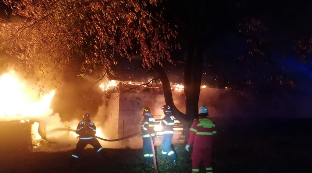 FOTO Pompierii au intervenit cu șase autospeciale de stingere la un incendiu izbucnit în centrul localității Mălini. Au fost afectate o spălătorie, o vulcanizare și un magazin