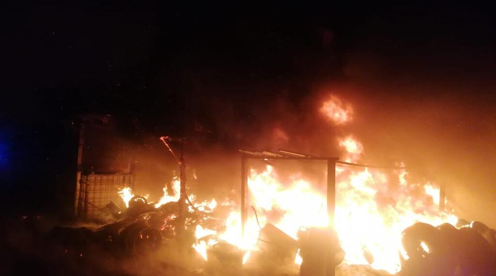 FOTO Pompierii au intervenit cu șase autospeciale de stingere la un incendiu izbucnit în centrul localității Mălini. Au fost afectate o spălătorie, o vulcanizare și un magazin