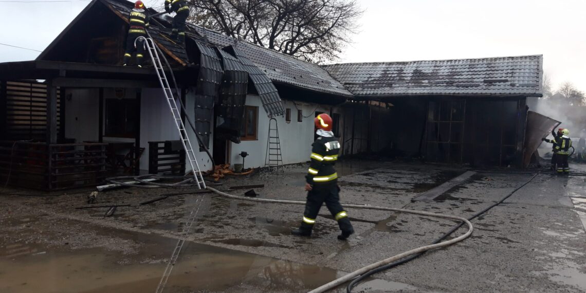 FOTO Pompierii au intervenit cu șase autospeciale de stingere la un incendiu izbucnit în centrul localității Mălini. Au fost afectate o spălătorie, o vulcanizare și un magazin
