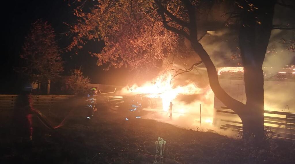 FOTO Pompierii au intervenit cu șase autospeciale de stingere la un incendiu izbucnit în centrul localității Mălini. Au fost afectate o spălătorie, o vulcanizare și un magazin