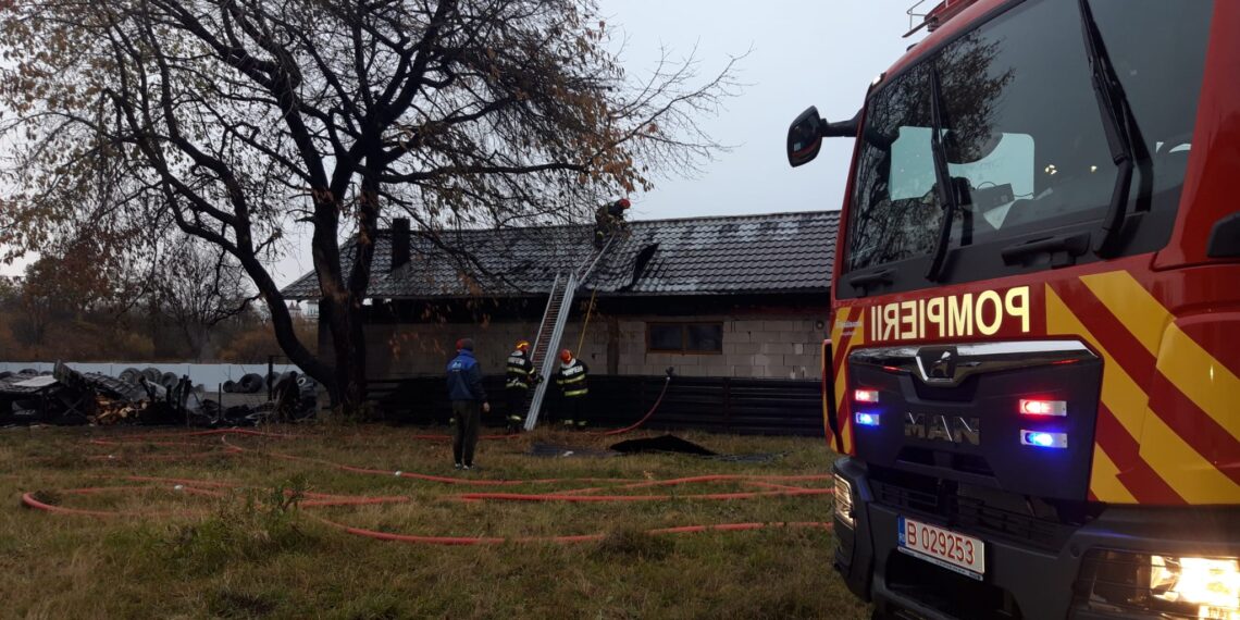 FOTO Pompierii au intervenit cu șase autospeciale de stingere la un incendiu izbucnit în centrul localității Mălini. Au fost afectate o spălătorie, o vulcanizare și un magazin