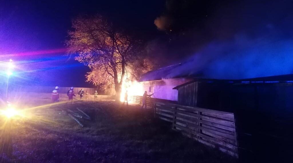 FOTO Pompierii au intervenit cu șase autospeciale de stingere la un incendiu izbucnit în centrul localității Mălini. Au fost afectate o spălătorie, o vulcanizare și un magazin