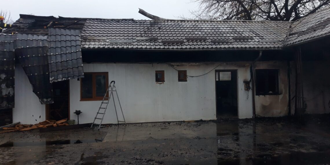 FOTO Pompierii au intervenit cu șase autospeciale de stingere la un incendiu izbucnit în centrul localității Mălini. Au fost afectate o spălătorie, o vulcanizare și un magazin