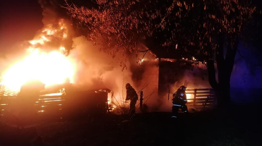 FOTO Pompierii au intervenit cu șase autospeciale de stingere la un incendiu izbucnit în centrul localității Mălini. Au fost afectate o spălătorie, o vulcanizare și un magazin