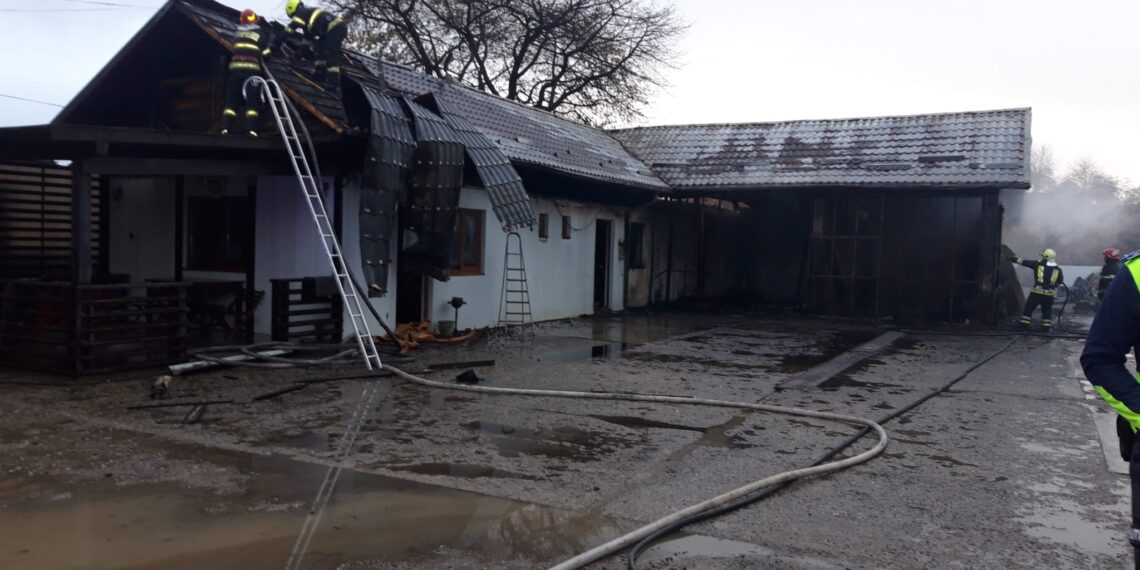 FOTO Pompierii au intervenit cu șase autospeciale de stingere la un incendiu izbucnit în centrul localității Mălini. Au fost afectate o spălătorie, o vulcanizare și un magazin