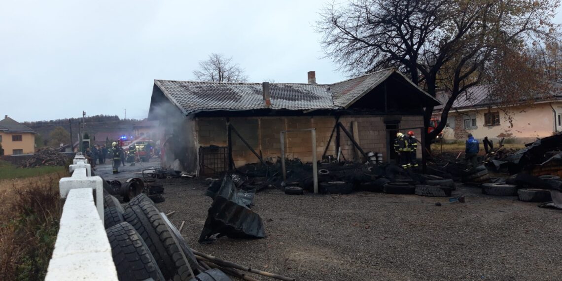 FOTO Pompierii au intervenit cu șase autospeciale de stingere la un incendiu izbucnit în centrul localității Mălini. Au fost afectate o spălătorie, o vulcanizare și un magazin