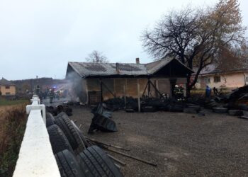FOTO Pompierii au intervenit cu șase autospeciale de stingere la un incendiu izbucnit în centrul localității Mălini. Au fost afectate o spălătorie, o vulcanizare și un magazin