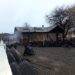 FOTO Pompierii au intervenit cu șase autospeciale de stingere la un incendiu izbucnit în centrul localității Mălini. Au fost afectate o spălătorie, o vulcanizare și un magazin