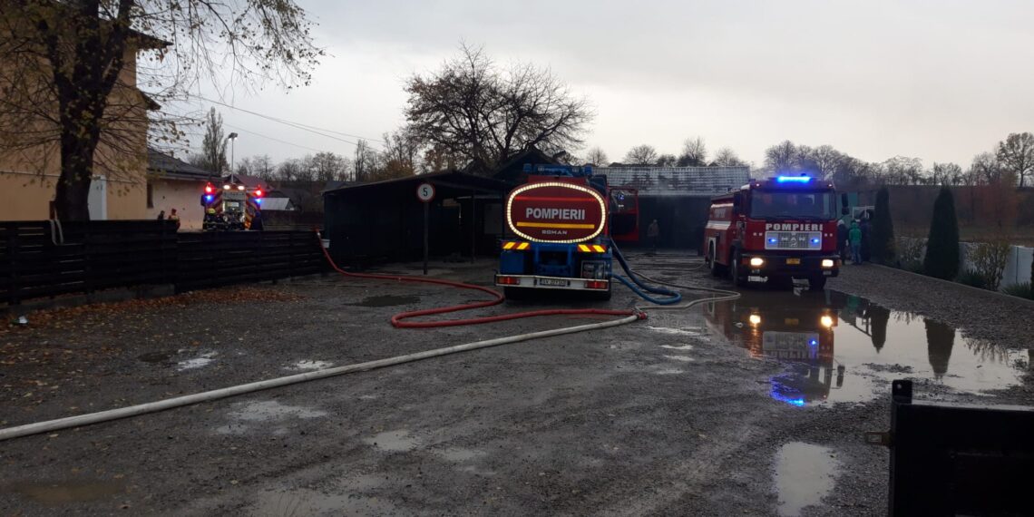 FOTO Pompierii au intervenit cu șase autospeciale de stingere la un incendiu izbucnit în centrul localității Mălini. Au fost afectate o spălătorie, o vulcanizare și un magazin