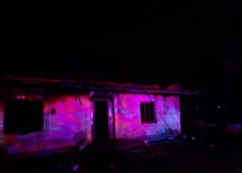 FOTO Incendiu puternic izbucnit la o gospodărie din Mitocaș, la ora 3. Totul a pornit din cauza unei aeroterme lăsate sub tensiune și nesupravegheată