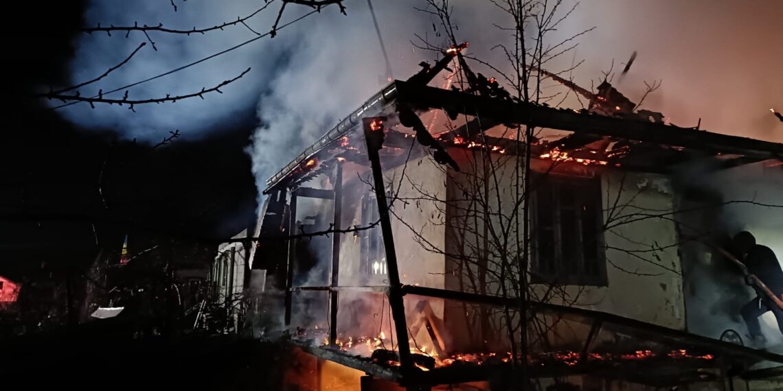 VIDEO Incendiu puternic la o casă din Preutești, în toiul nopții. Un bărbat a fost găsit carbonizat în imobil
