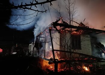 VIDEO Incendiu puternic la o casă din Preutești, în toiul nopții. Un bărbat a fost găsit carbonizat în imobil