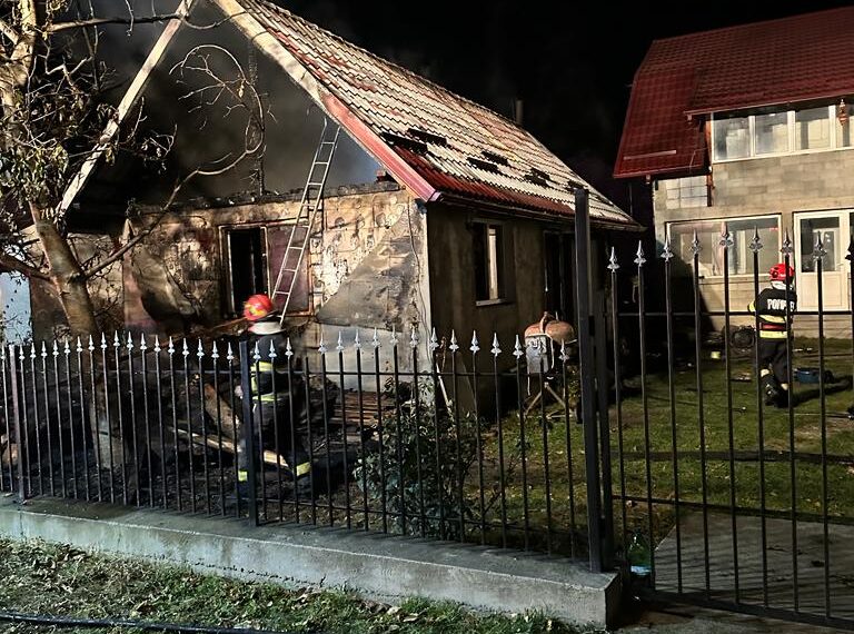 FOTO Incendiu de proporții la o gospodărie din Știrbăț, provocat de jarul căzut din centrala termică pe lemne