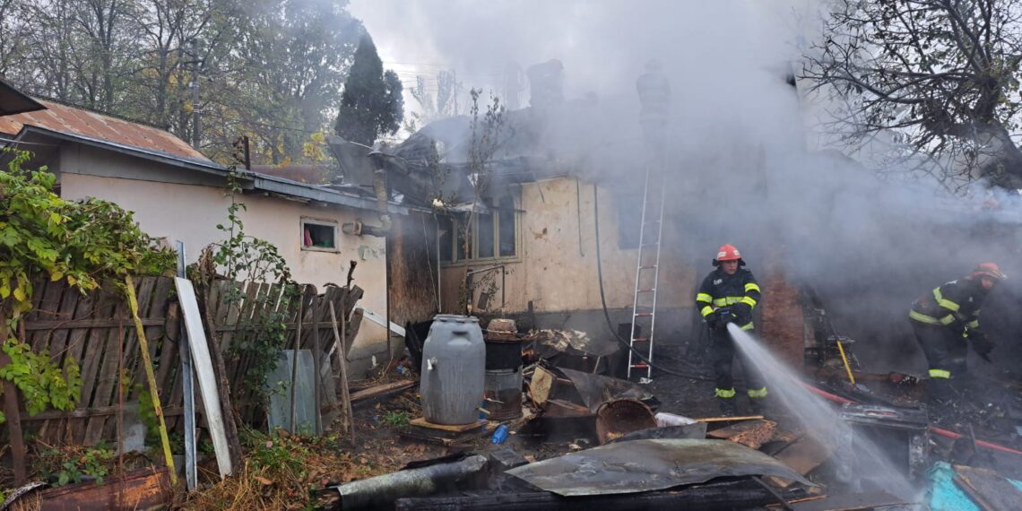 FOTO Incendiu la o casă din municipiul Suceava. O bătrână de 70 de ani a primit ajutor medical, suferind un atac de panică