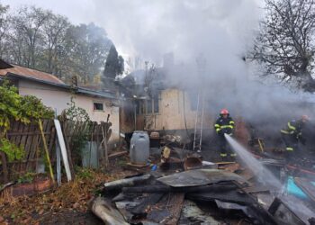 FOTO Incendiu la o casă din municipiul Suceava. O bătrână de 70 de ani a primit ajutor medical, suferind un atac de panică