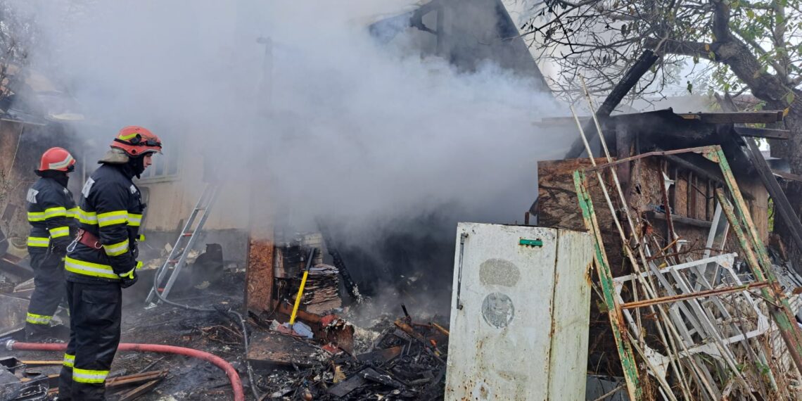 FOTO Incendiu la o casă din municipiul Suceava. O bătrână de 70 de ani a primit ajutor medical, suferind un atac de panică