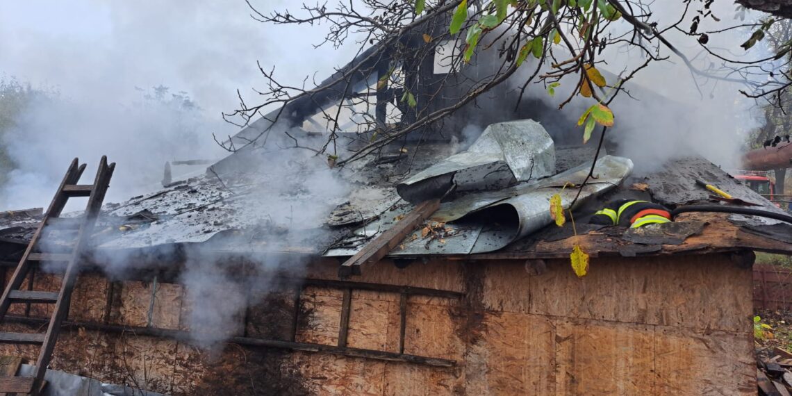 FOTO Incendiu la o casă din municipiul Suceava. O bătrână de 70 de ani a primit ajutor medical, suferind un atac de panică