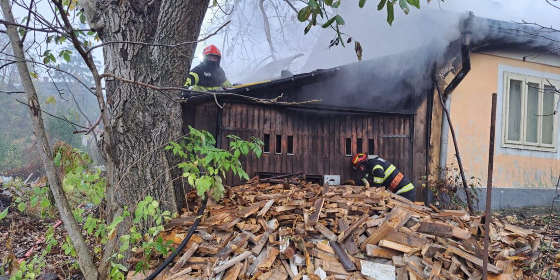 FOTO Incendiu la o casă din municipiul Suceava. O bătrână de 70 de ani a primit ajutor medical, suferind un atac de panică
