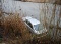 O șoferiță în vârstă de 20 de ani a plonjat cu mașina în albia râului Sadova. Tânăra s-a ales cu dosar penal, după ce s-a dus la spital împreună cu un pasager, acuzând dureri
