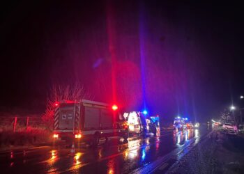 FOTO Un miniautocar s-a răsturnat în afara drumului, pe raza comunei Forăști. Cinci adulți și doi minori au fost implicați
