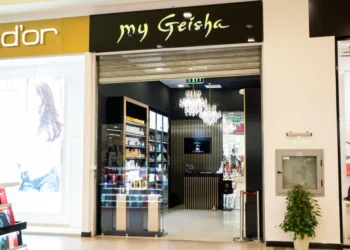 Polițiștii caută un tânăr care a furat un parfum din magazinul My Geisha, din Iulius Mall Suceava