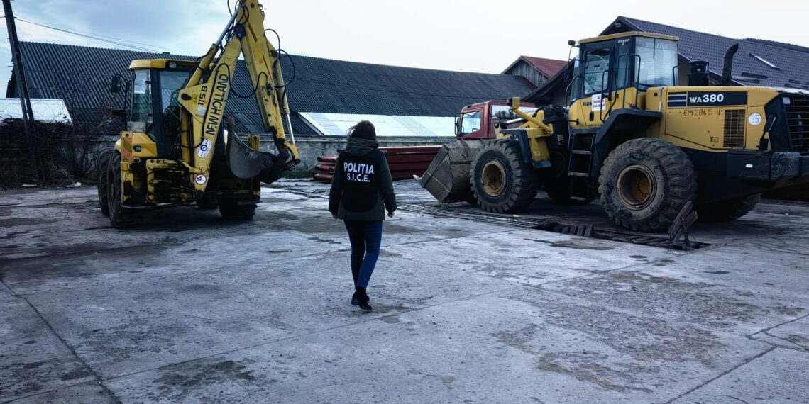 FOTO Polițiștii suceveni au efectuat 17 percheziții într-o cauză de evaziune fiscală în domeniul silvic, în Suceava și alte județe