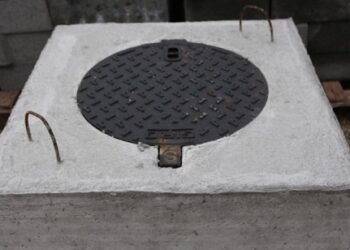 Un angajat de la Florconstruct a ajuns la spital, după ce o placă de beton i-a strivit piciorul. Victima desfășura activități de consolidare a unei guri de canal din municipiul Rădăuți