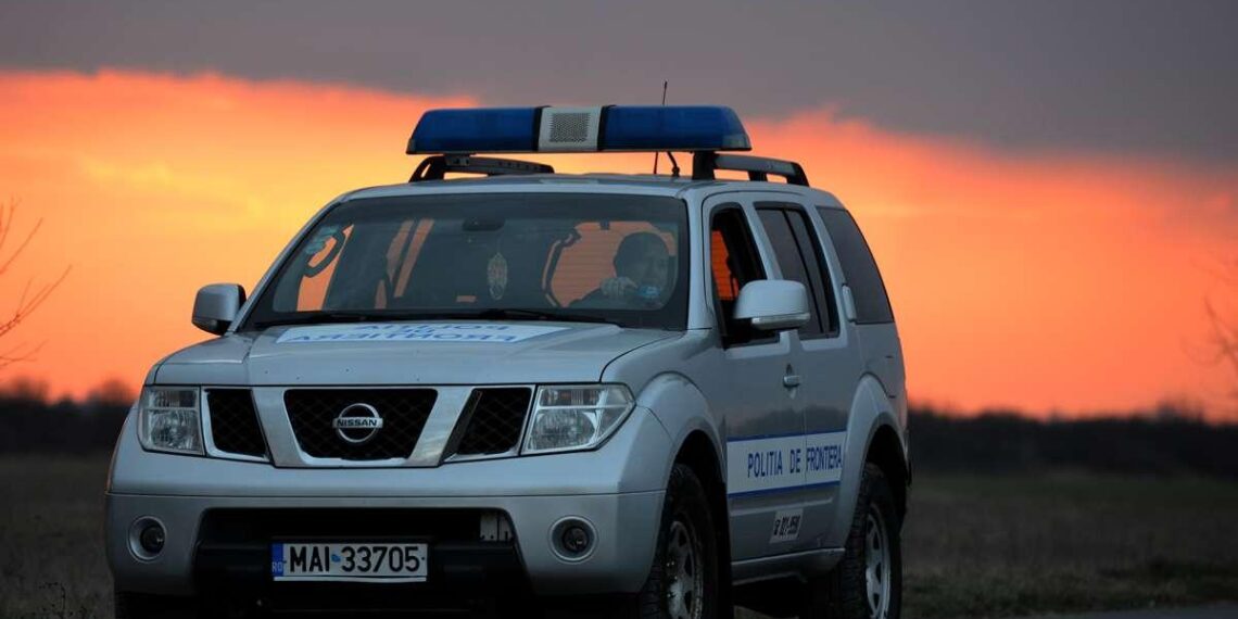 Polițiștii de frontieră suceveni au depistat în trafic un șofer care circula cu ITP-ul și asigurarea false. Individul a fost oprit pe raza localității Nisipitu