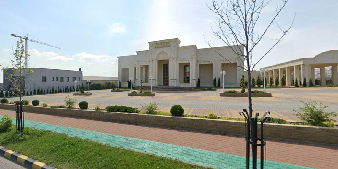 Un petrecăreț a fost încătușat și internat la Secția de Psihiatrie Burdujeni, după ce a făcut tărăboi în salonul de nunți ”Magic” de la Prestige Ballroom