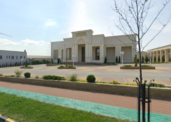 Un petrecăreț a fost încătușat și internat la Secția de Psihiatrie Burdujeni, după ce a făcut tărăboi în salonul de nunți ”Magic” de la Prestige Ballroom