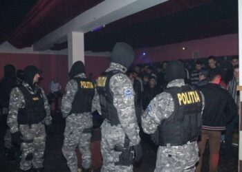 Polițiștii suceveni au desfășurat mai multe acțiuni pe raza județului, în perioada Halloween-ului. Aproape 200 de persoane au fost date afară dintr-o discotecă din Câmpulung Moldovenesc, 131 de șoferi au rămas pietoni, 23 de persoane au ajuns în arest și au fost aplicate amenzi de peste 530.000 de lei, în cinci zile