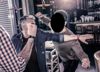 Doi sălbatici care l-au rupt în bătaie pe un bărbat nevinovat, supărați că nu pot asculta manele în crâșmă, au fost condamnați definitiv la închisoare cu executare. Unul dintre ei a adresat amenințări cu un cuțit în mână
