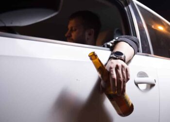 Un șofer mort de beat a ajuns în arestul IPJ Suceava, după ce a făcut prăpăd pe un drum din Păltinoasa. Individul s-a izbit într-un parapet, a lovit un autoturism condus regulamentar și s-a oprit în gardul și poarta unei gospodării