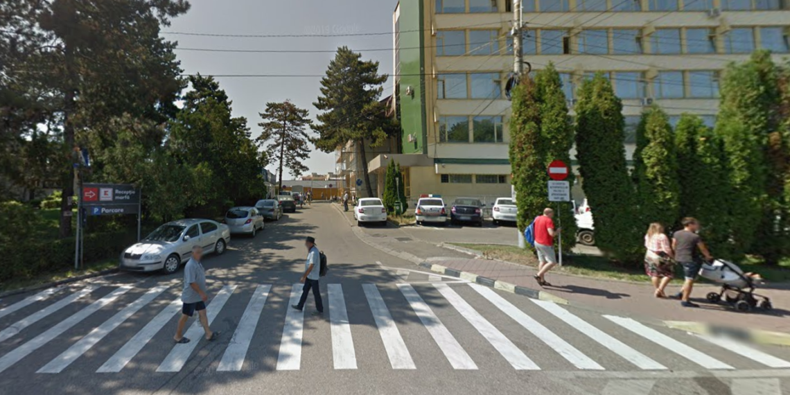 O bătrână a ajuns la spital, după ce s-a împiedicat și a căzut pe o alee din laterala sediului Poliției Municipiului Suceava. Femeia a suferit un traumatism cranio-cerebral frontal sever