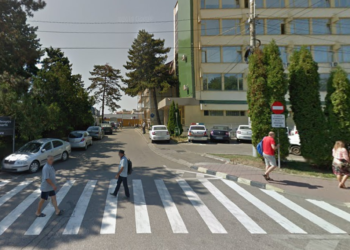 O bătrână a ajuns la spital, după ce s-a împiedicat și a căzut pe o alee din laterala sediului Poliției Municipiului Suceava. Femeia a suferit un traumatism cranio-cerebral frontal sever