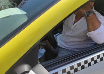 Un taximetrist sucevean, care i-a rupt mandibula unui bărbat căruia i-ar fi datorat 300 de euro, a fost condamnat la un an de închisoare cu suspendare. Agresorul trebuie să-i plătească victimei daune de 49.700 de lei