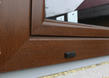 O bihoreancă a sunat la Poliție, după ce a găsit geamurile apartamentului său, de pe strada Jean Bart, schimbate, iar în locuință se aflau copiii fostei proprietare. Geamurile au fost schimbate de către Primăria Suceava, fără acordul proprietarei